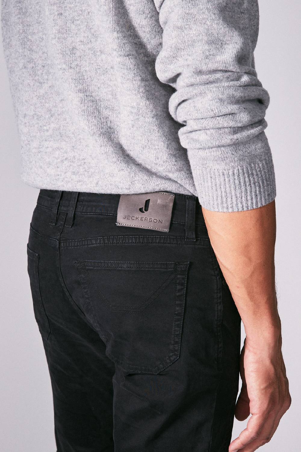 Jeckerson Pantalone slim fit in raso stretch con toppa In Saldo