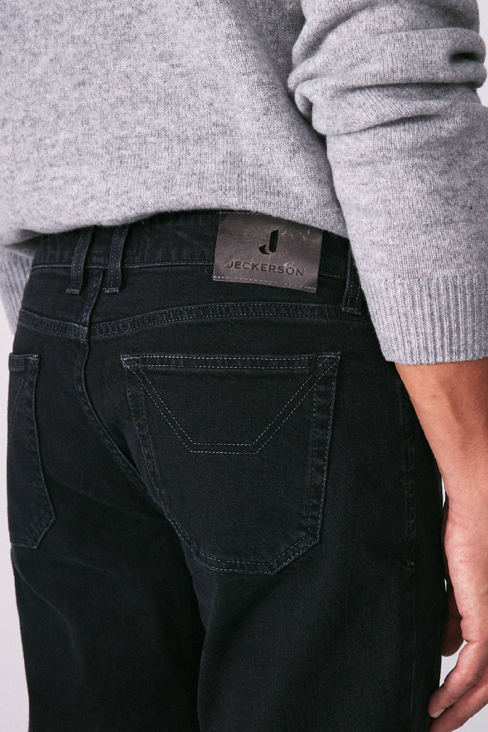Jeckerson Pantalone 5 tasche in denim nero rinse con toppa in tono Nuova