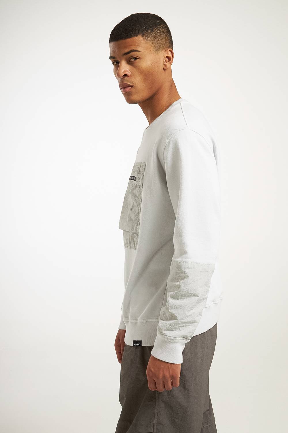 NemeN NMN_E23130F_216 [JYNX – CHEST POCKET ROUNDNECK] In Vendita