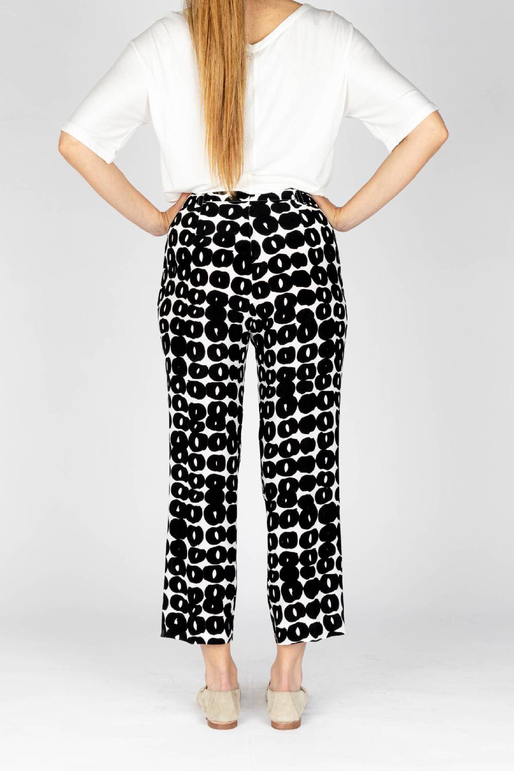 L.Pucci Pantaloni colore nero gamba larga tessuto viscosa stampa cerchio Moda