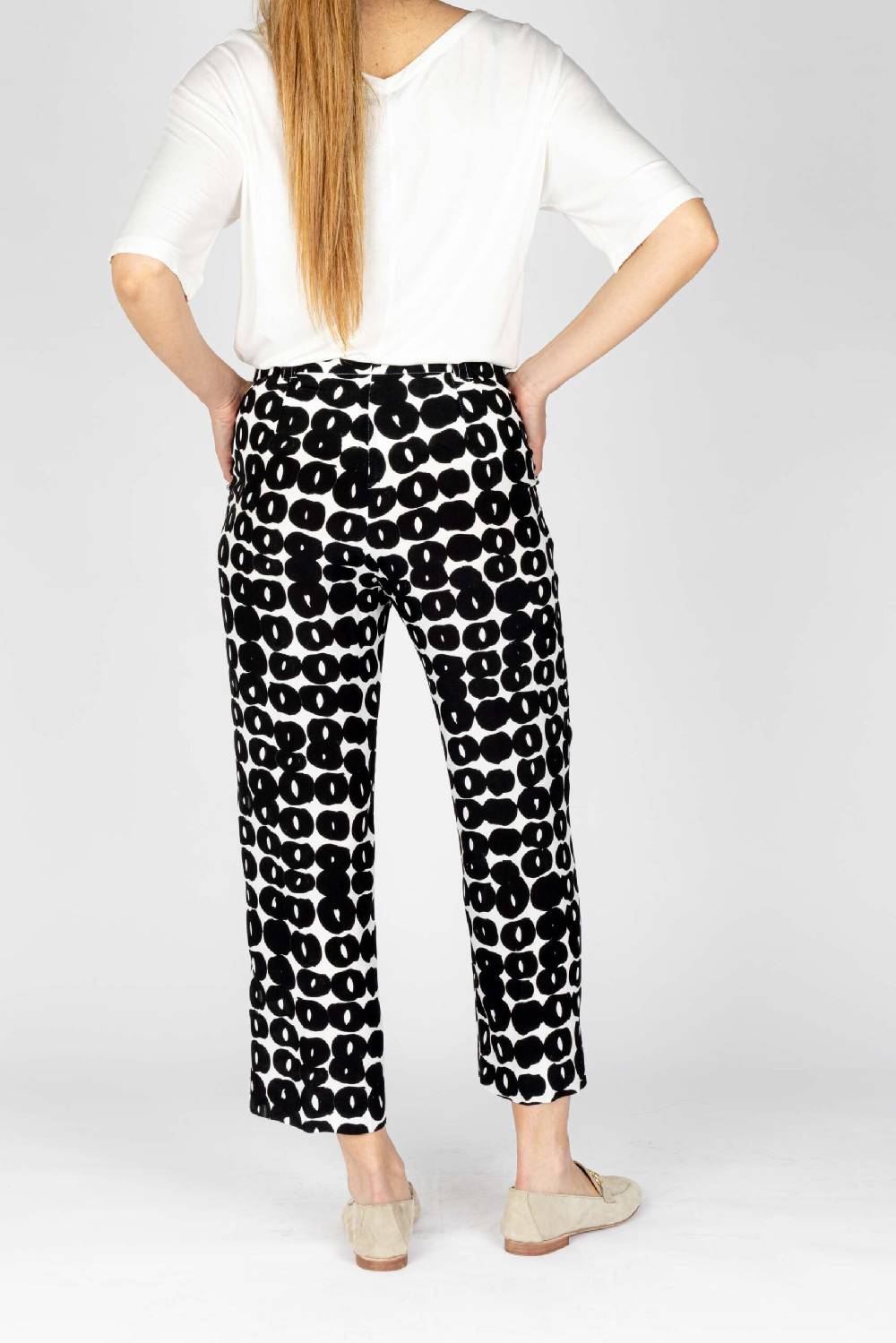 L.Pucci Pantaloni colore nero gamba larga tessuto viscosa stampa cerchio Moda