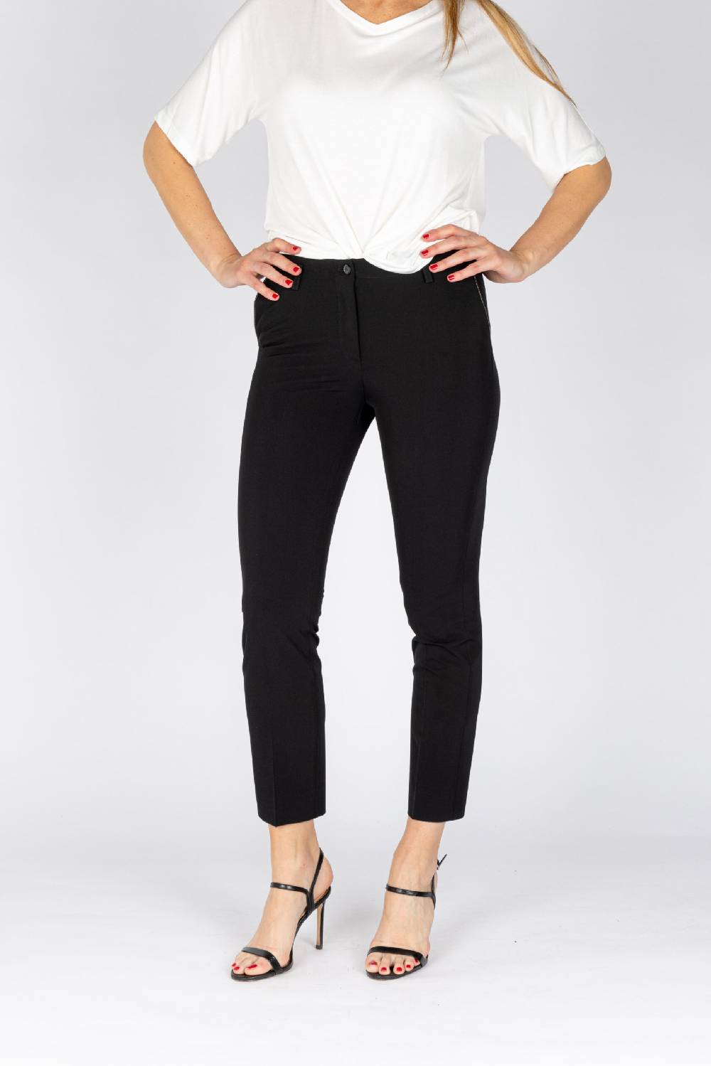 L.Pucci Pantaloni modello gamba stretta tessuto tecnico stretch colore nero Italy