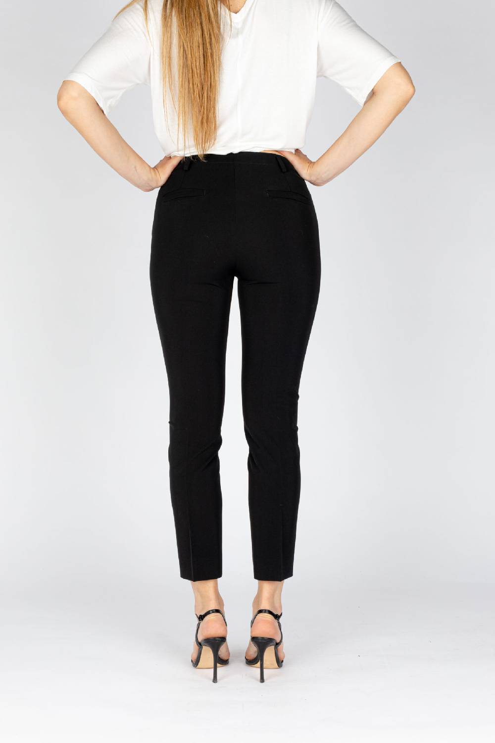 L.Pucci Pantaloni modello gamba stretta tessuto tecnico stretch colore nero Italy