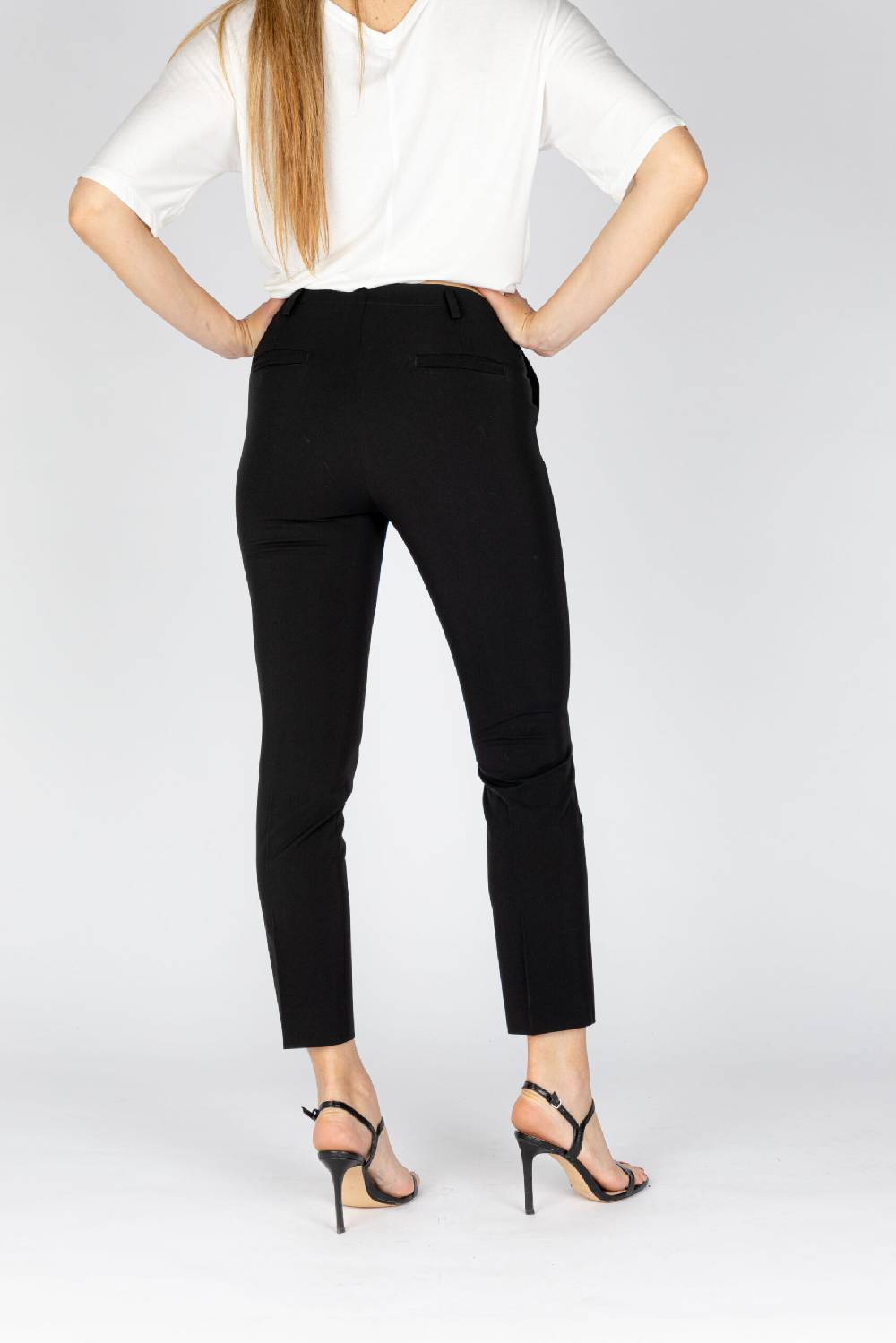 L.Pucci Pantaloni modello gamba stretta tessuto tecnico stretch colore nero Italy