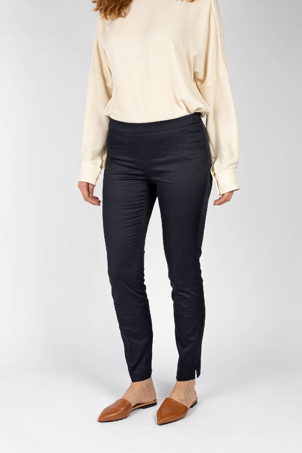 L.Pucci Pantaloni effetto punto spillo colore blu, linea a sigaretta tessuto jacquard Promozione Limitata