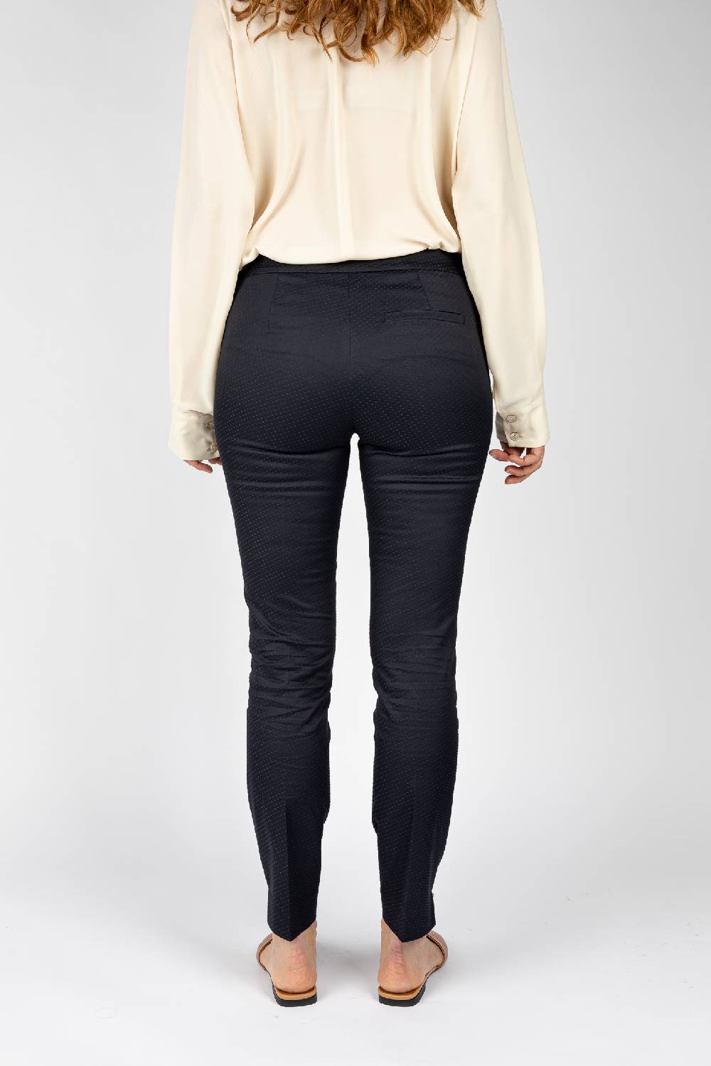 L.Pucci Pantaloni effetto punto spillo colore blu, linea a sigaretta tessuto jacquard Promozione Limitata