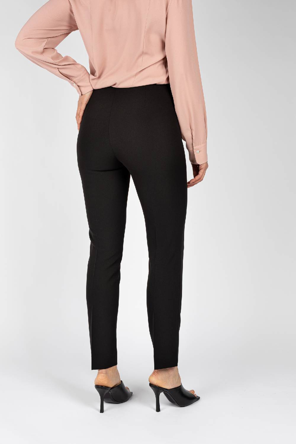 L.Pucci Pantaloni colore nero linea a gamba stretta da donna Italy