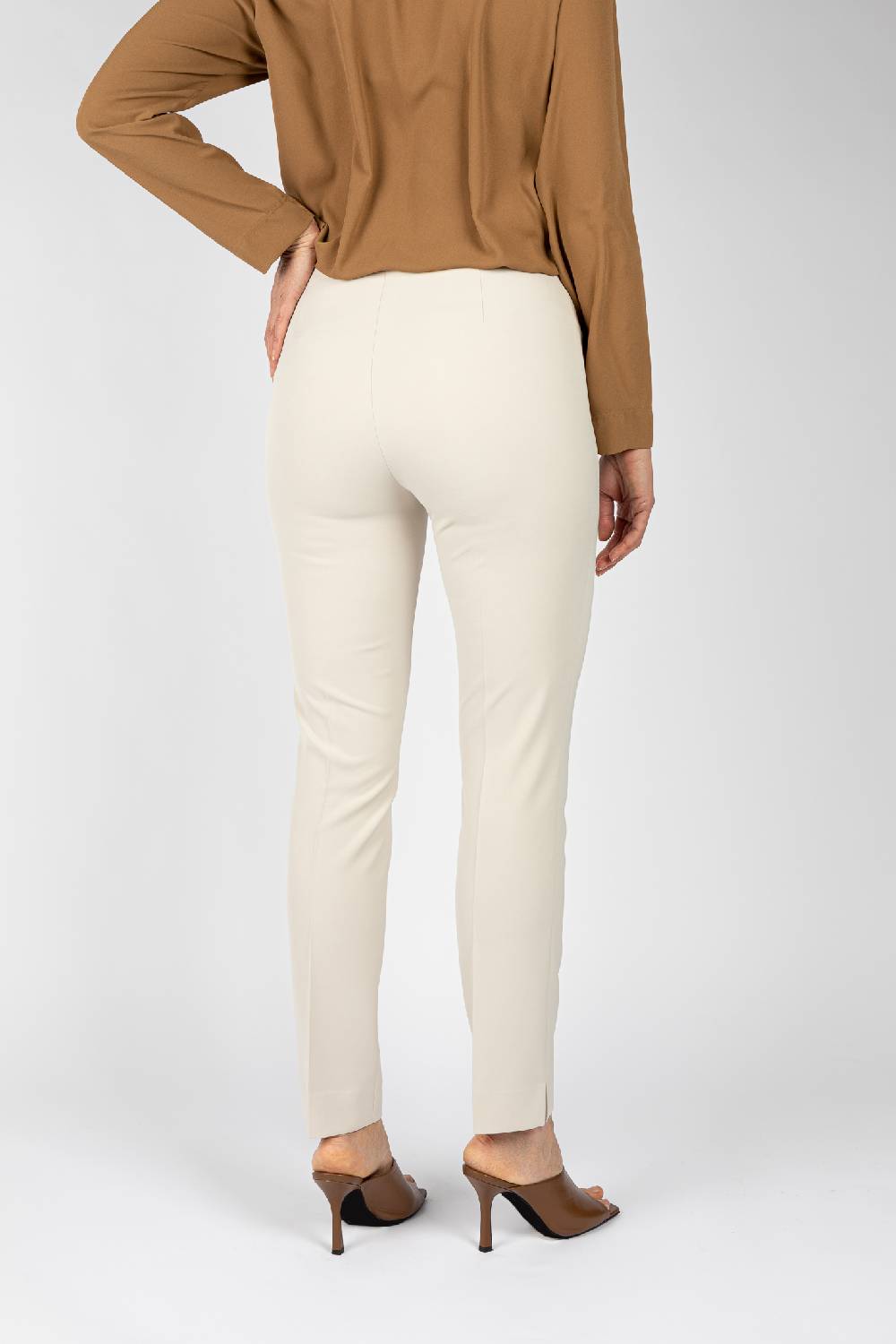 L.Pucci Pantaloni colore ghiaccio linea stretta da donna Italia