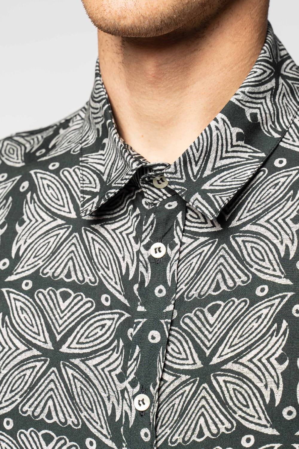 Officina 36 Camicia nera in viscosa stampata Promozione Limitata