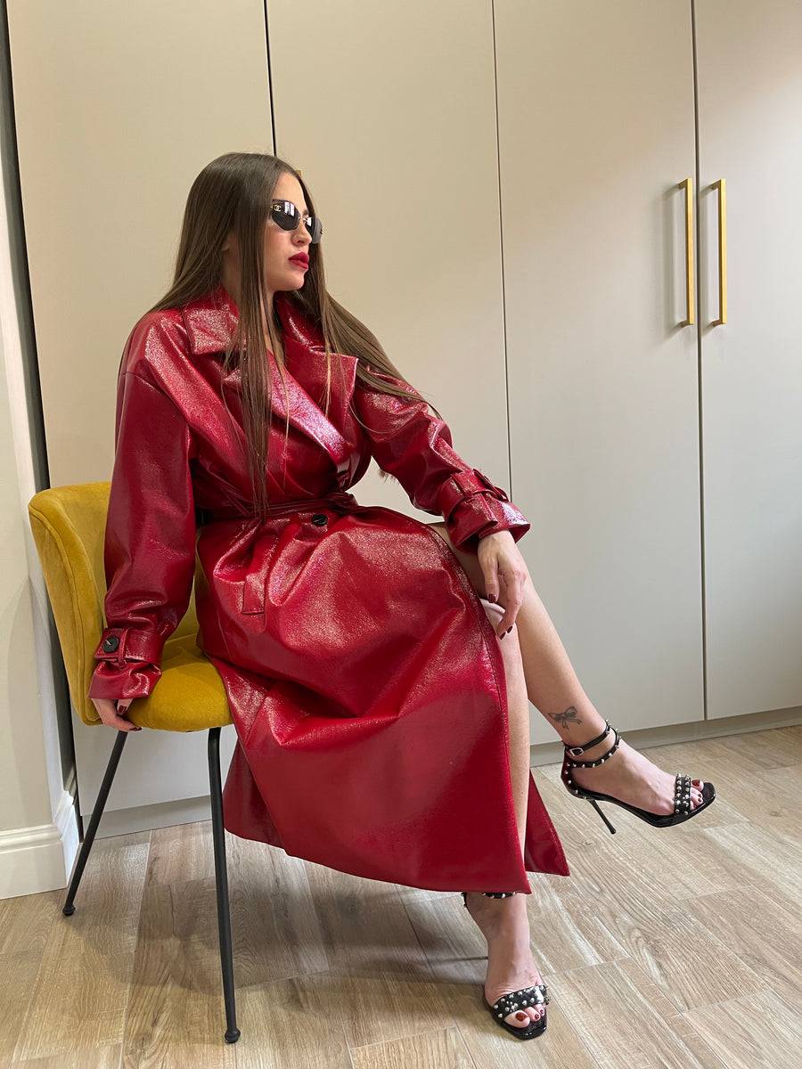 Lovely Sisters Trench in vinile rosso 2025