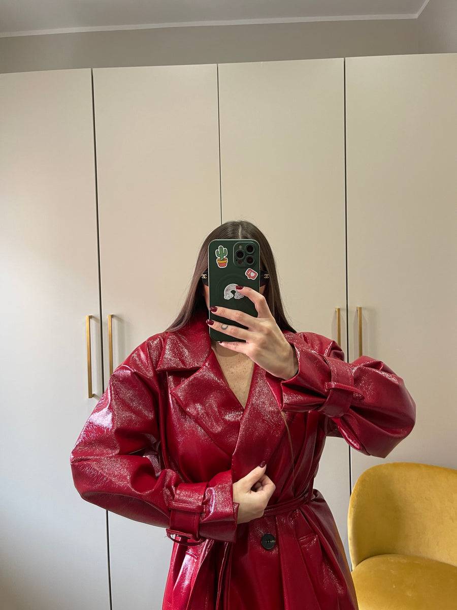 Lovely Sisters Trench in vinile rosso Presa