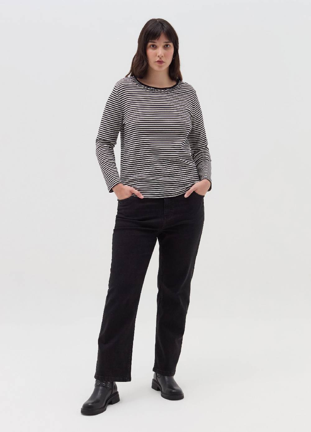 MYA T-shirt con applicazione gioiello Curvy