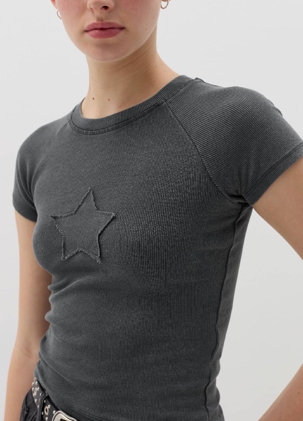B. ANGEL T-shirt crop a costine con ricamo Nuova