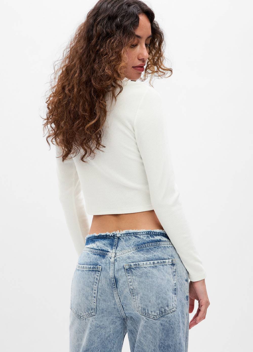 GAP T-shirt cropped a maniche lunghe Saldi