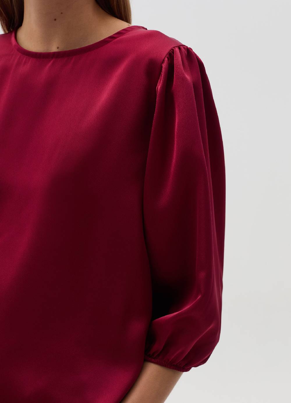 HYBRID Blusa in satin con maniche a sbuffo Acquista Ora
