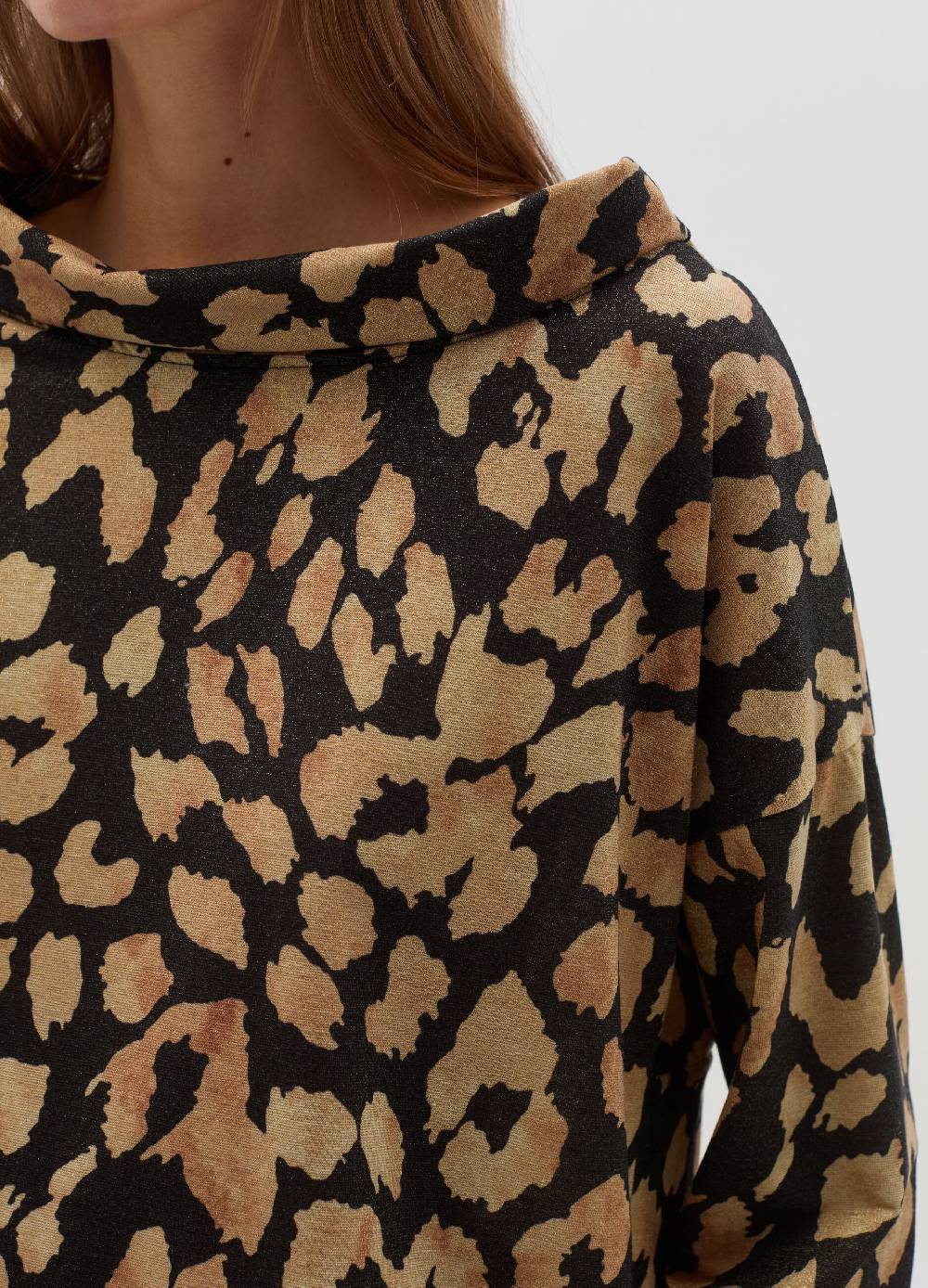 HYBRID Blusa animalier con scollo ad anello 2025