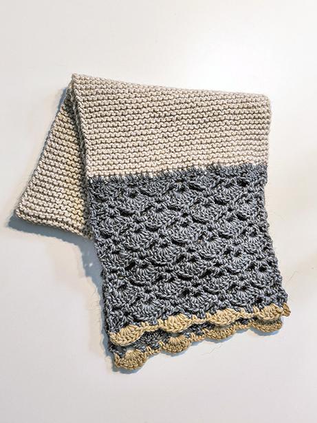 Tricot à Porter Sciarpa in maglia con bordi traforati finitura a smerlo Offerta